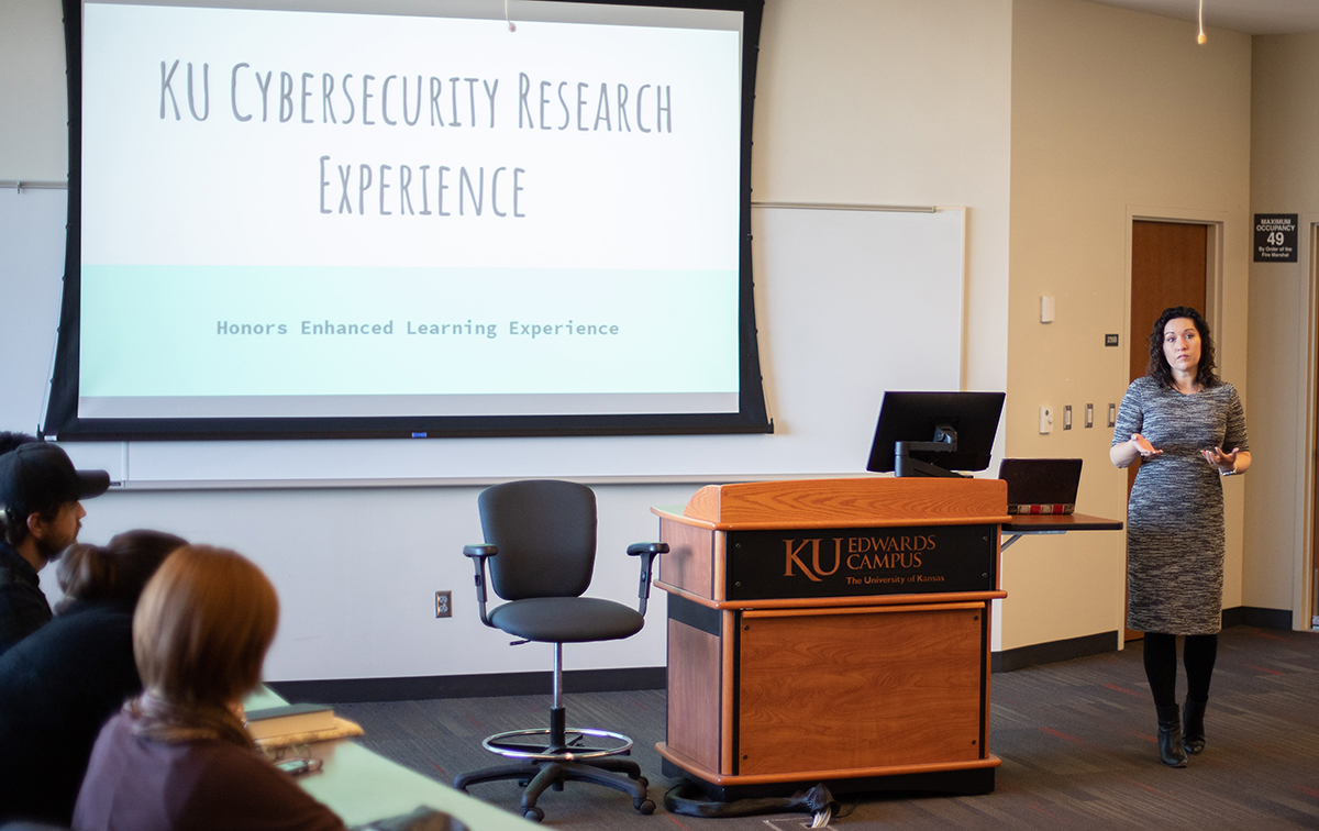 "Associate Professor Shannon Portillo introduces Elly Richardson's honors program research presentation "